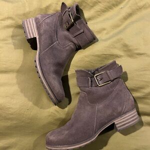 Clark’s gray suede boots size 7